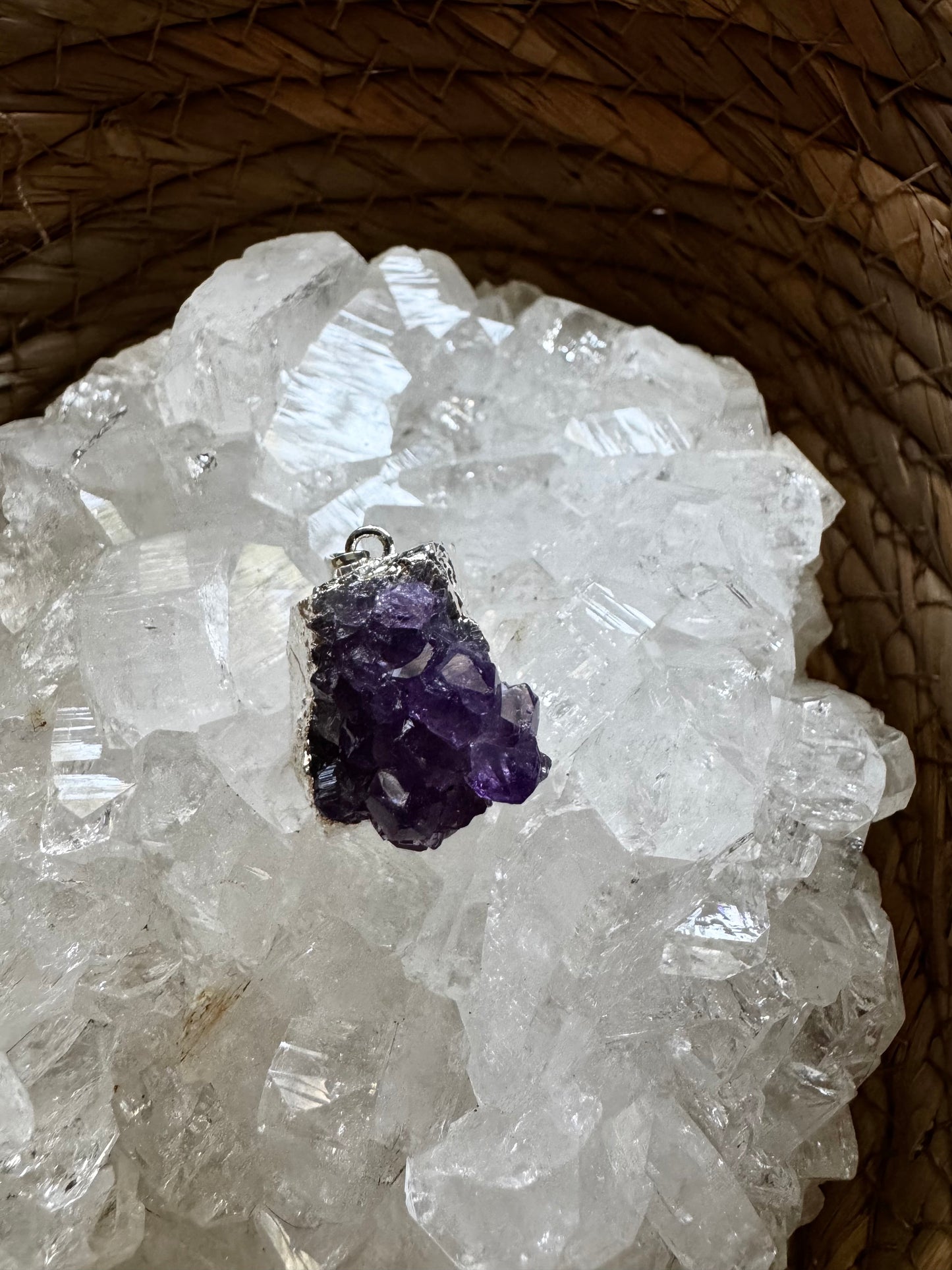 💜 Colgante “Luz Interior” – Drusa de Amatista con Baño de Plata 🌙