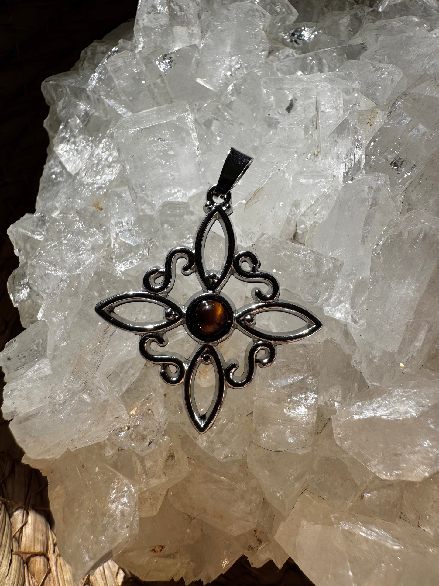 🕯️ Nudo de Bruja con Ojo de Tigre — Fuerza, Protección y Confianza