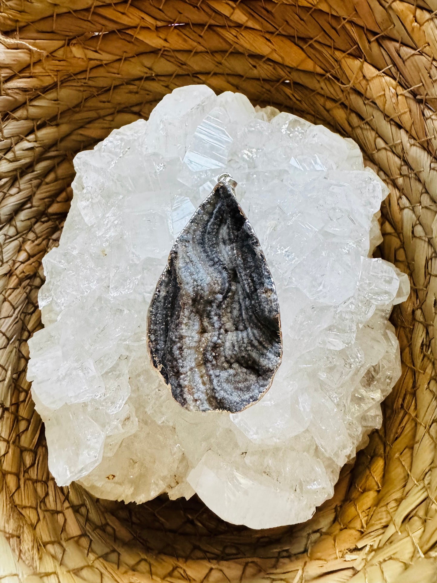 Colgante de Calcedonia Cristalizada con Baño de Plata – Armonía y Creatividad ✨