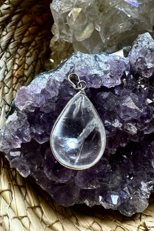 🤍 Colgante “Luz Pura” – Gota de Cuarzo Cristal con Baño de Plata ✨