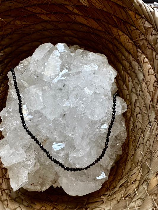 ⚫ Gargantilla de Espinela Negra Facetada— Fuerza y Estabilidad