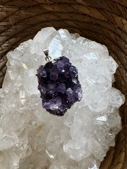 💜 Colgante “Esencia del Espíritu” – Drusa de Amatista con Baño de Plata 💫