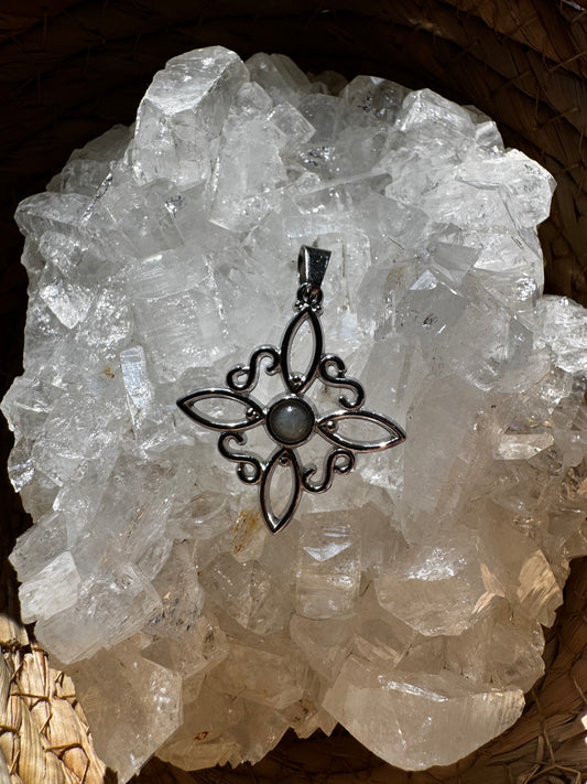 Colgante Nudo de Bruja con Labradorita – Magia y Protección ✨