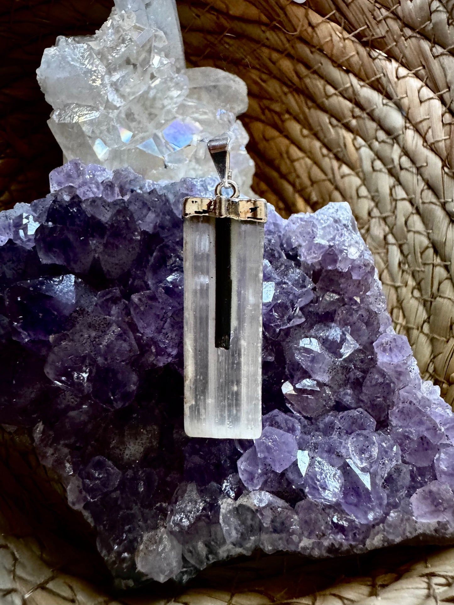 Colgante de Selenita en bruto con Turmalina | Protección y limpieza