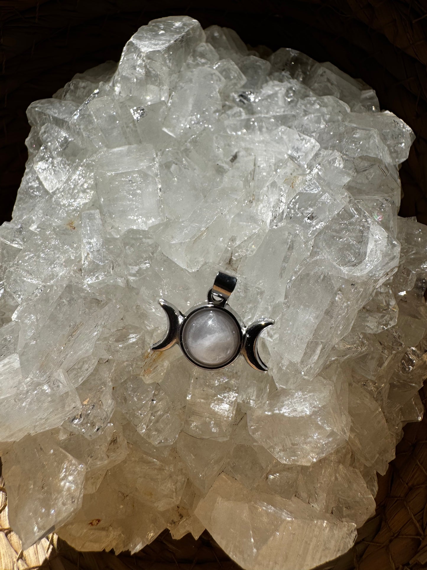 Colgante Triple Diosa con Cuarzo Blanco – Pureza y Claridad ✨