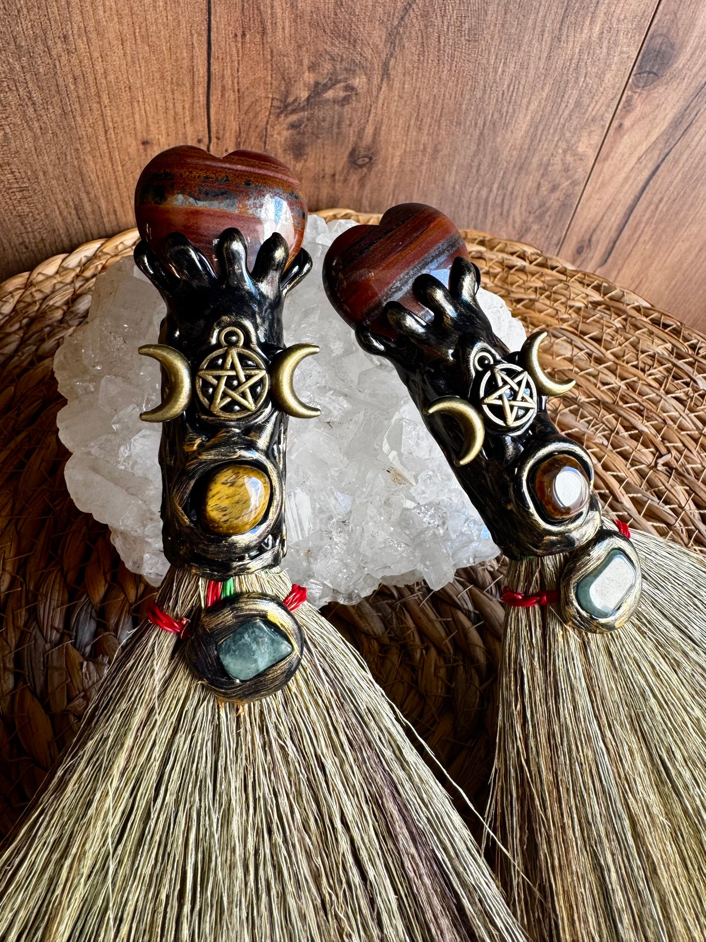 🧹✨ Escoba de Bruja Sagrada · Jaspilita, Aventurina, Ojo de Tigre y Triple Diosa ✨🧹