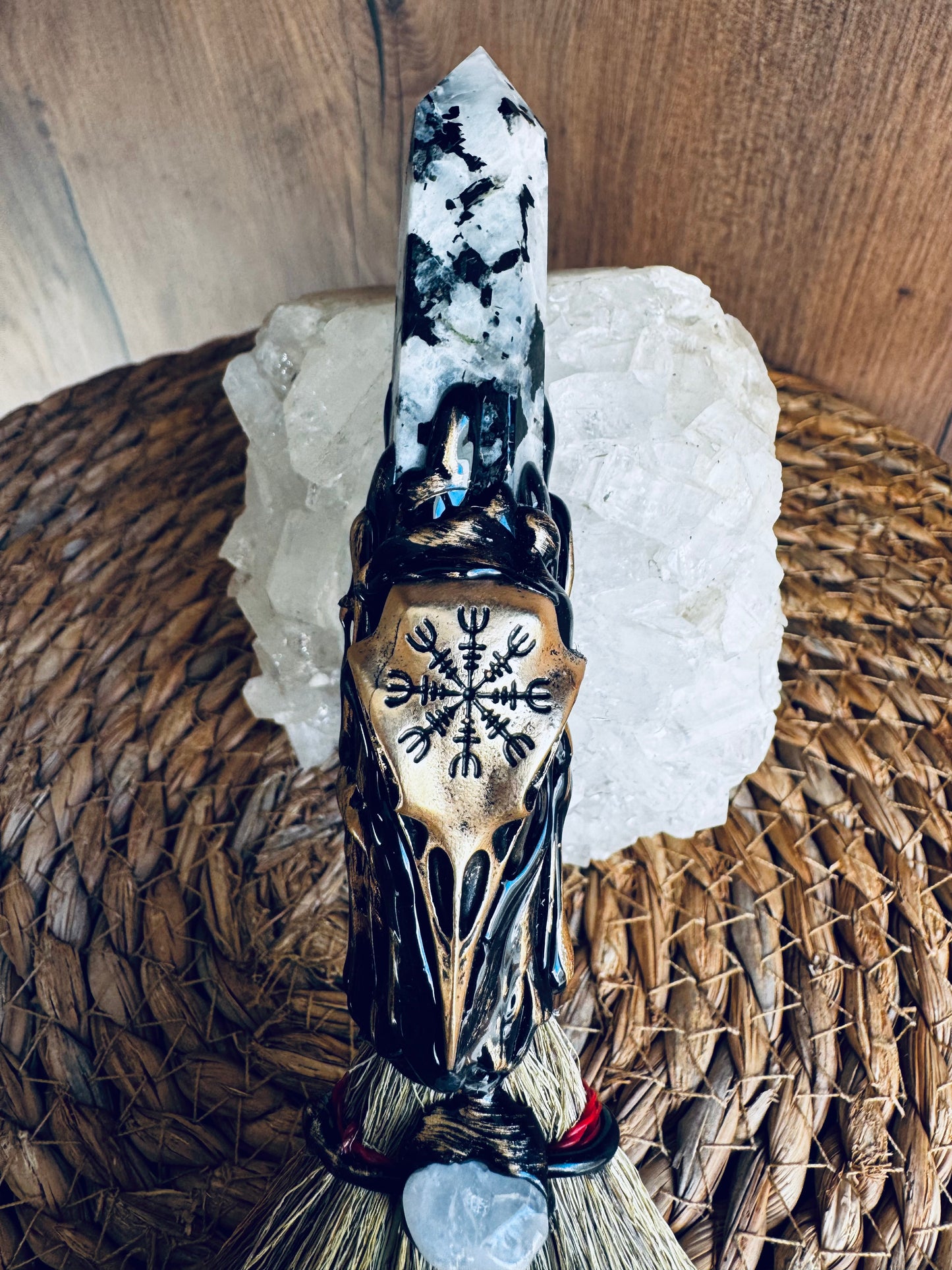 🧹 Escoba Mágica · Piedra Luna Negra, Cuarzo Cristal y Cuervo