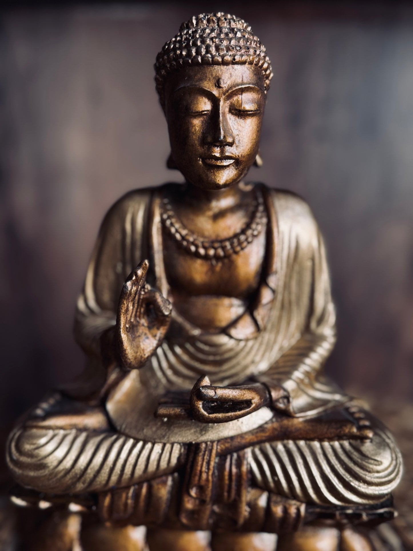 Buda Vitarka Mudra en Flor de Loto — Hecho a Mano en Indonesia