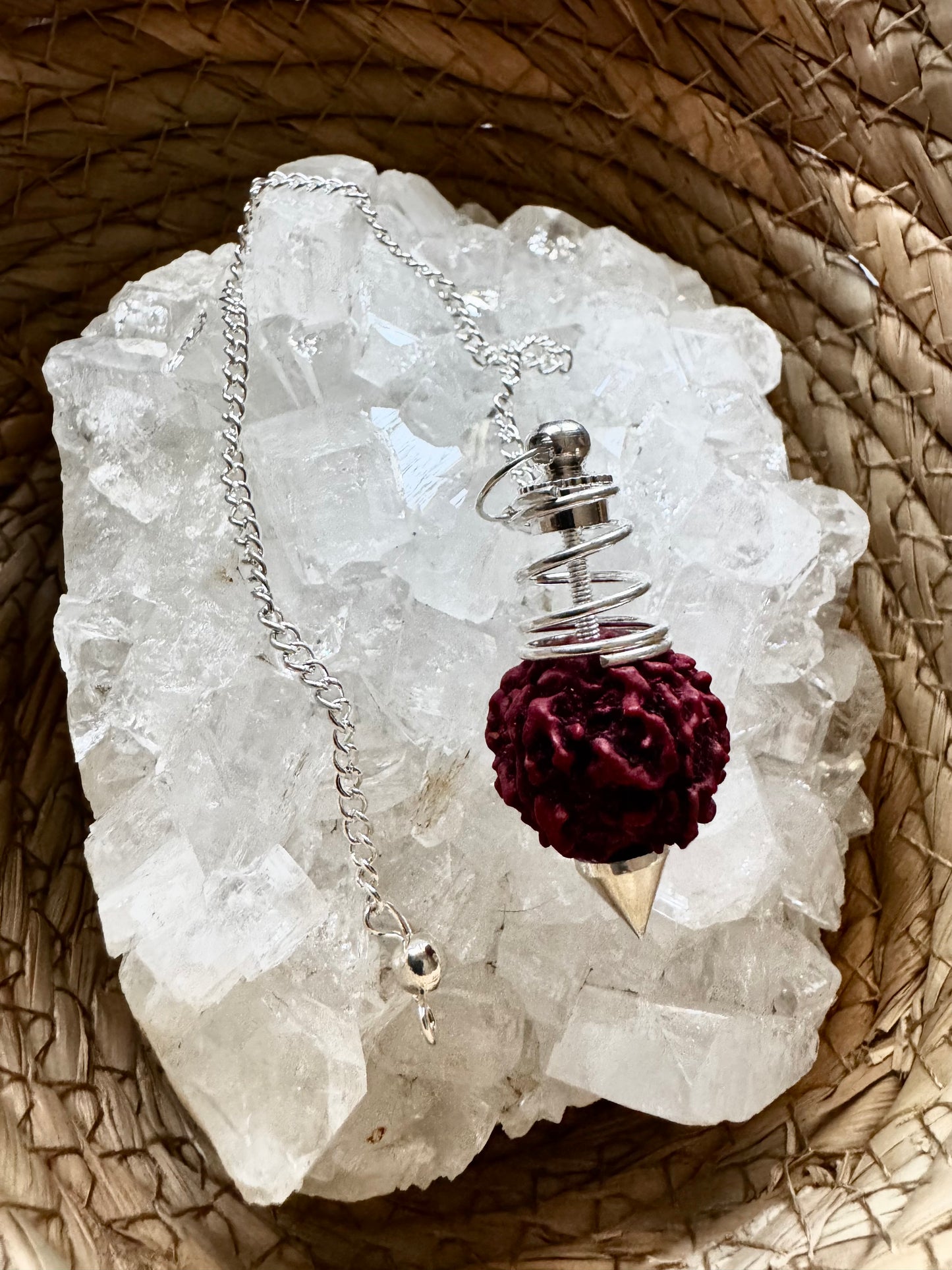 🔮 Péndulo de Rudraksha – Conexión y Sabiduría Interior 🔮