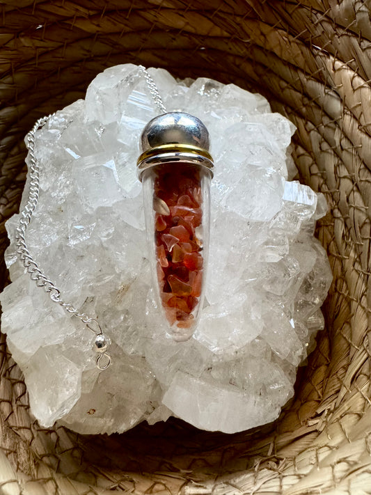 Péndulo “Llama del Corazón” – Cornalina con Testigo Metálico 🔥