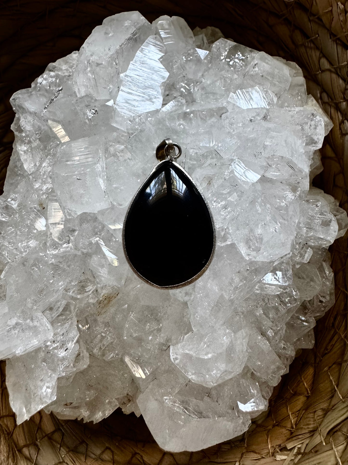 🌑 Colgante “Velo Nocturno” – Gota de Obsidiana con Baño de Plata 🖤