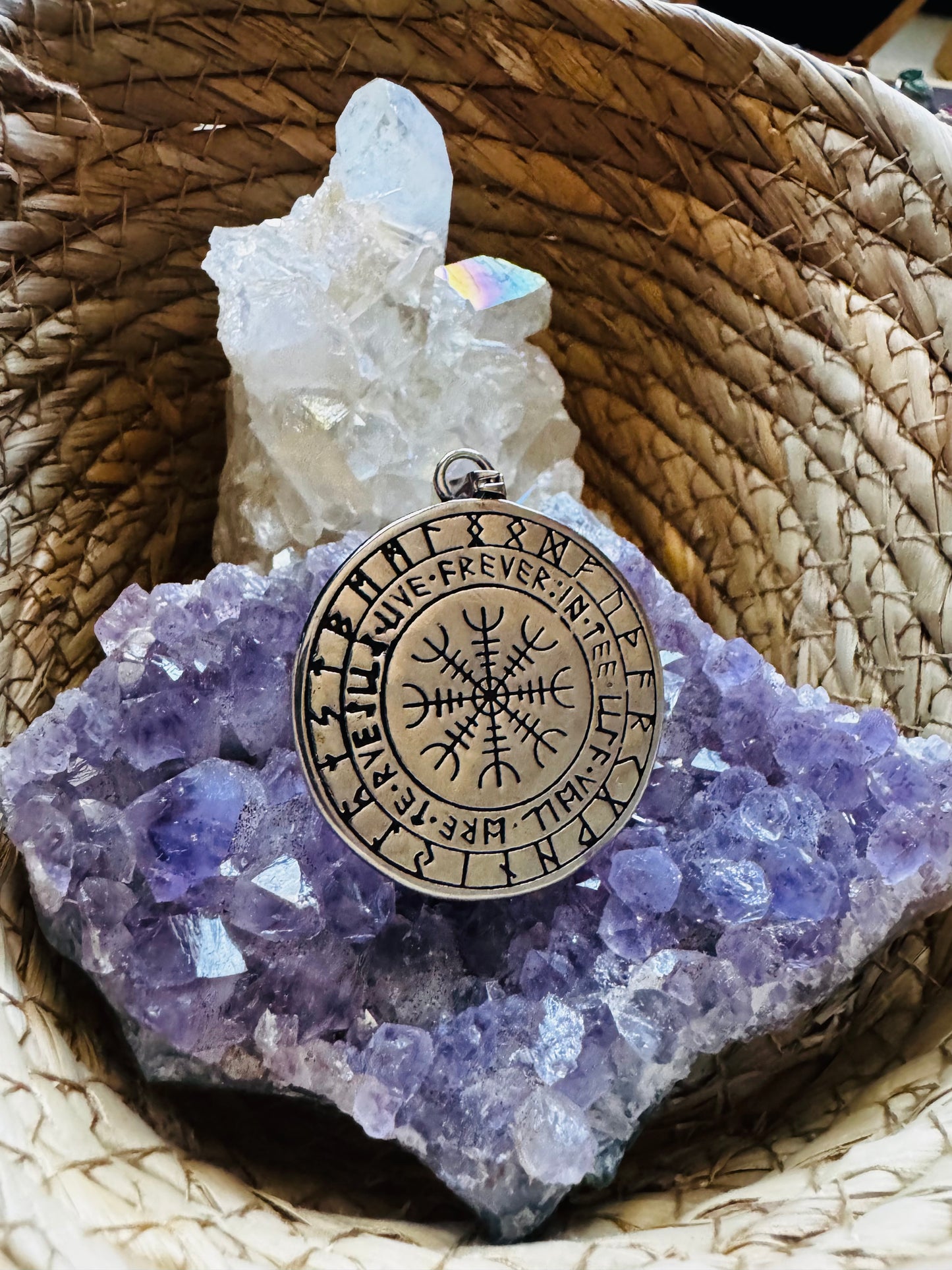 🦅 Colgante “Hugin & Munin – Círculo de Runas” – Acero Dorado y Plateado ✨