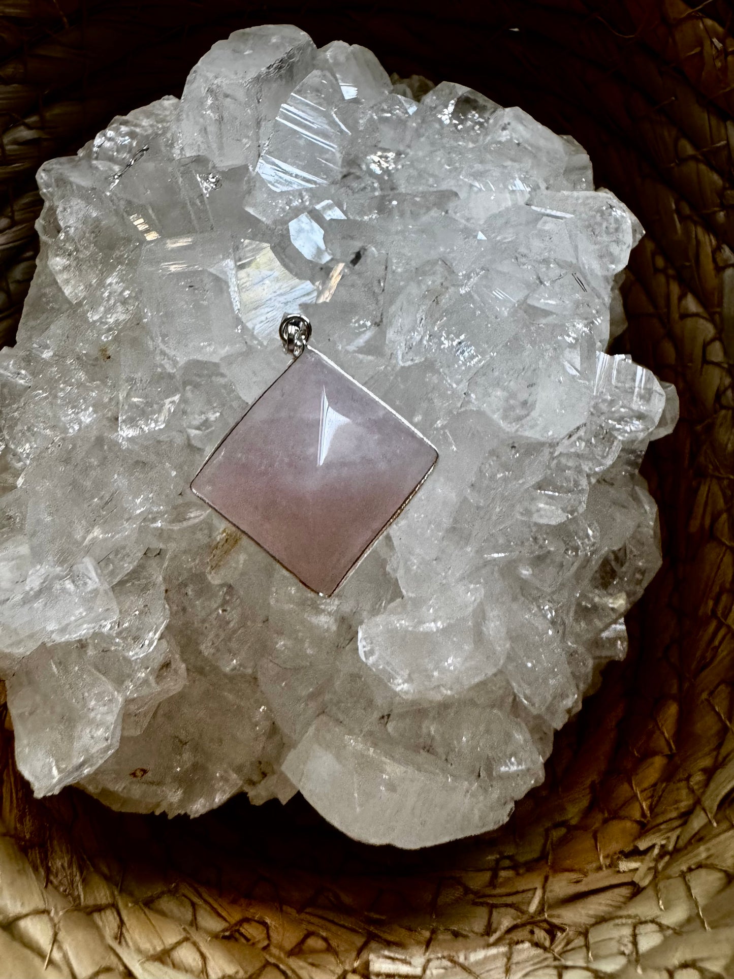 💗 Colgante Pirámide de Cuarzo Rosa – Geometría Sagrada