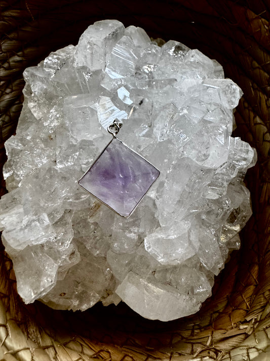 🔮 Colgante Pirámide de Amatista – Geometría Sagrada