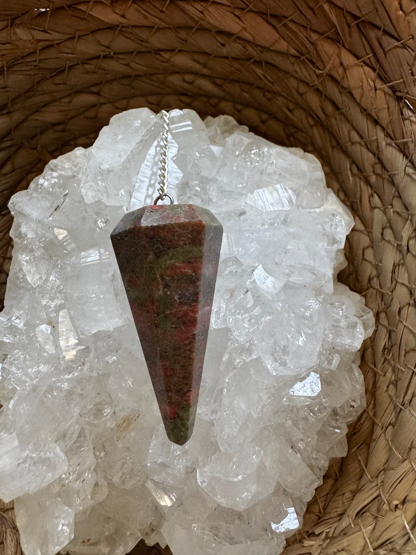 🌿 Péndulo Facetado de Unakita – Equilibrio y Renacimiento