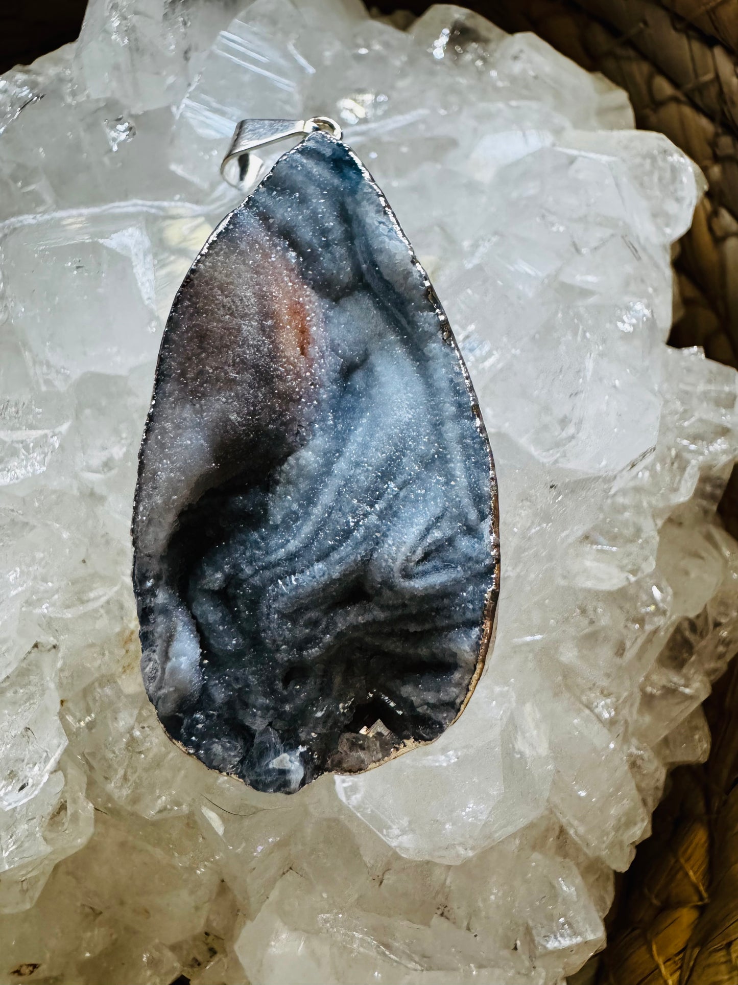 Colgante de Calcedonia Cristalizada con Baño de Plata – Armonía y Creatividad ✨