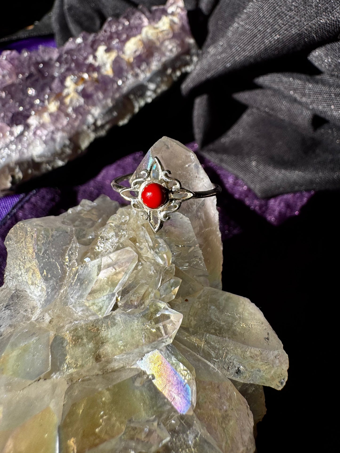 🌀✨ Anillo Nudo de Bruja con Coral ✨🌀