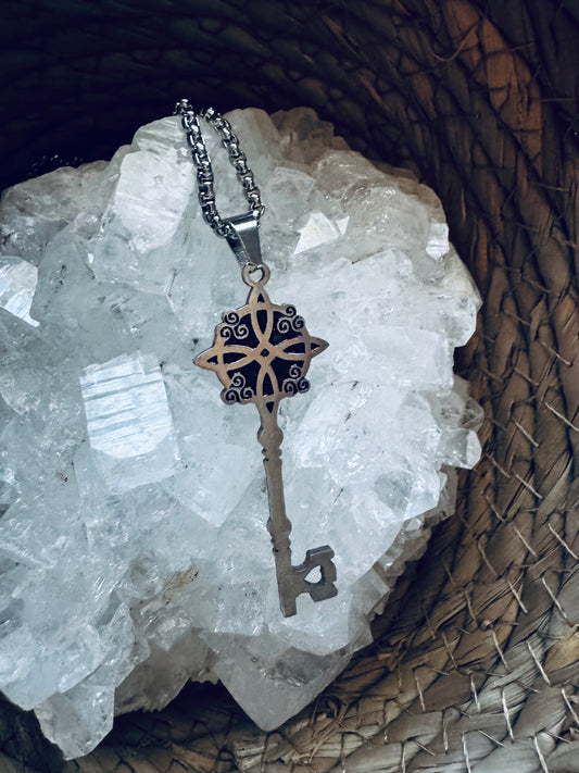 ✨ Colgante Llave Abre Caminos con Nudo de Bruja  – Doble Protección y Energía de Apertura