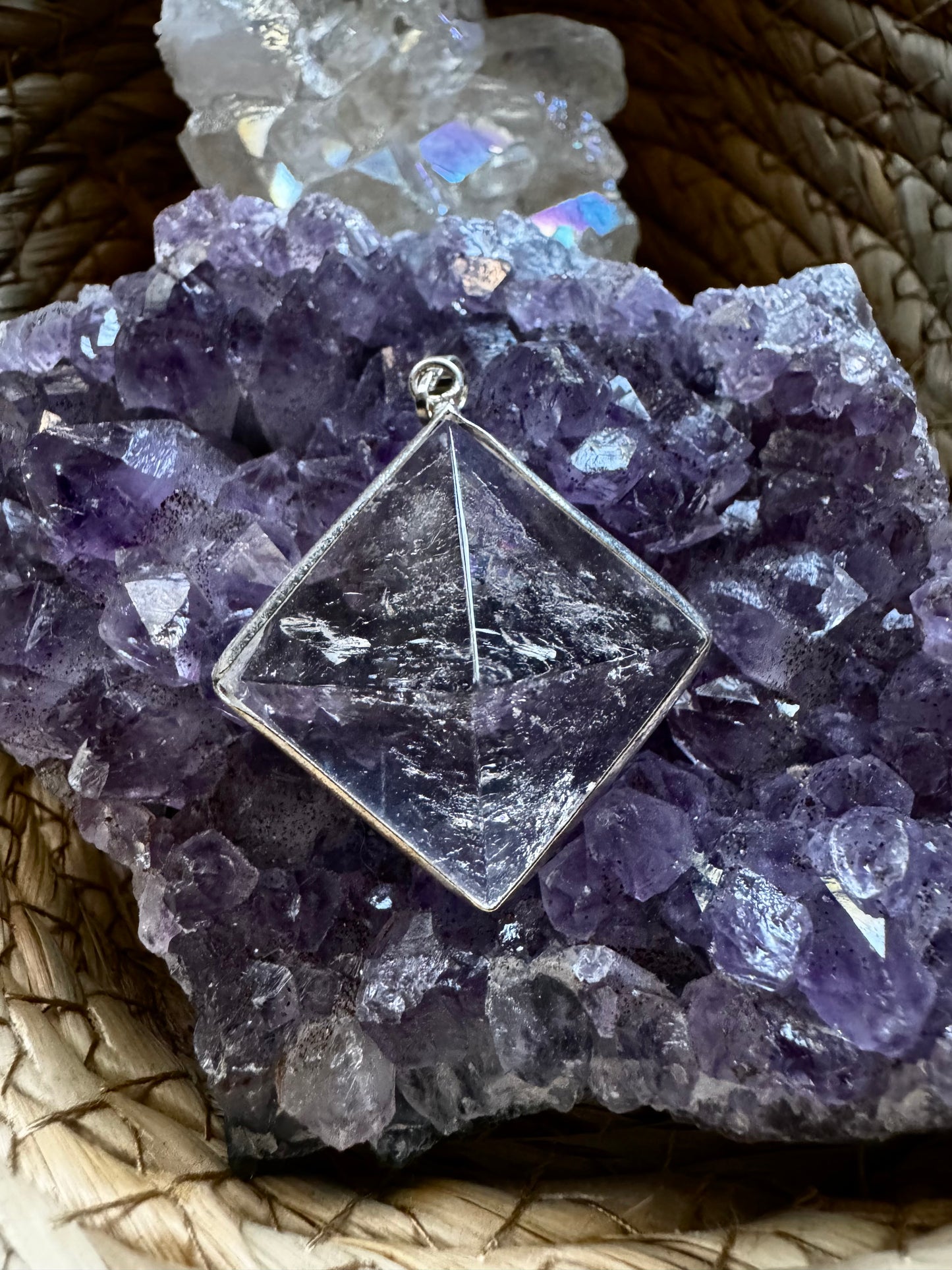 🤍 Colgante Pirámide de Cuarzo Cristal – Geometría Sagrada