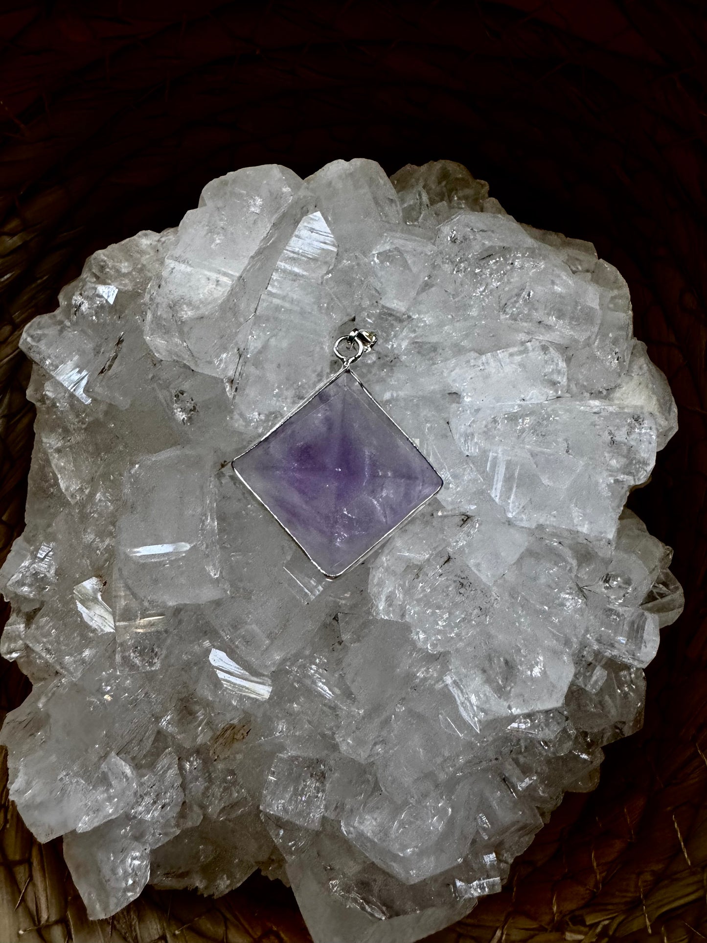 🔮 Colgante Pirámide de Amatista – Geometría Sagrada