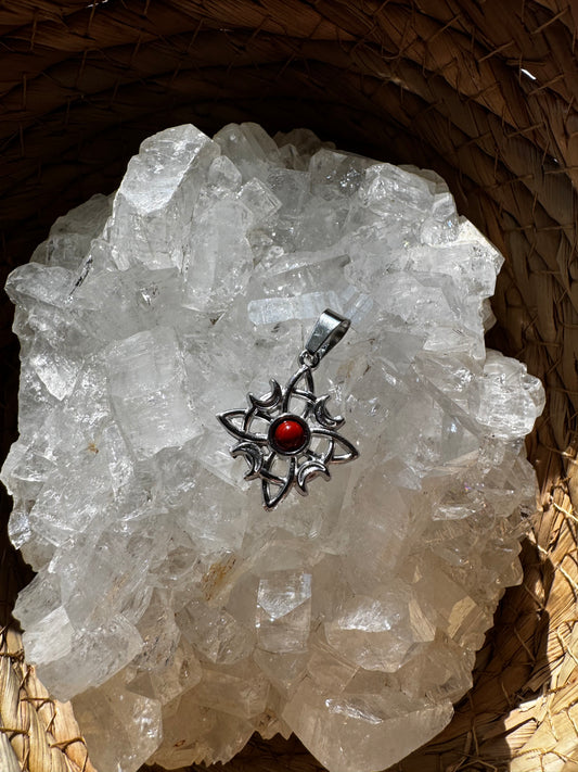 Colgante Nudo de Bruja con Coral Rojo – Protección y Energía Vital ✨