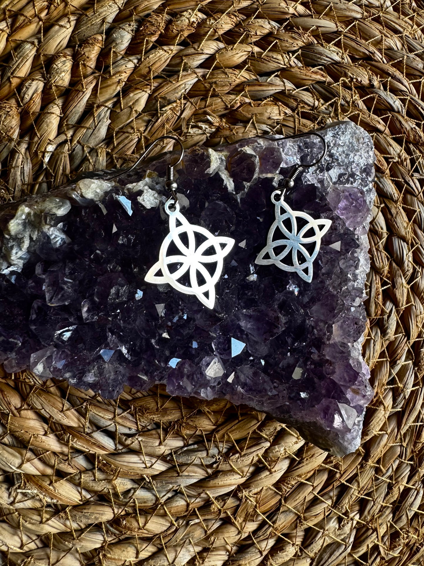 🔱 Pendientes Nudo de Bruja Sencillo – Acero Plateado