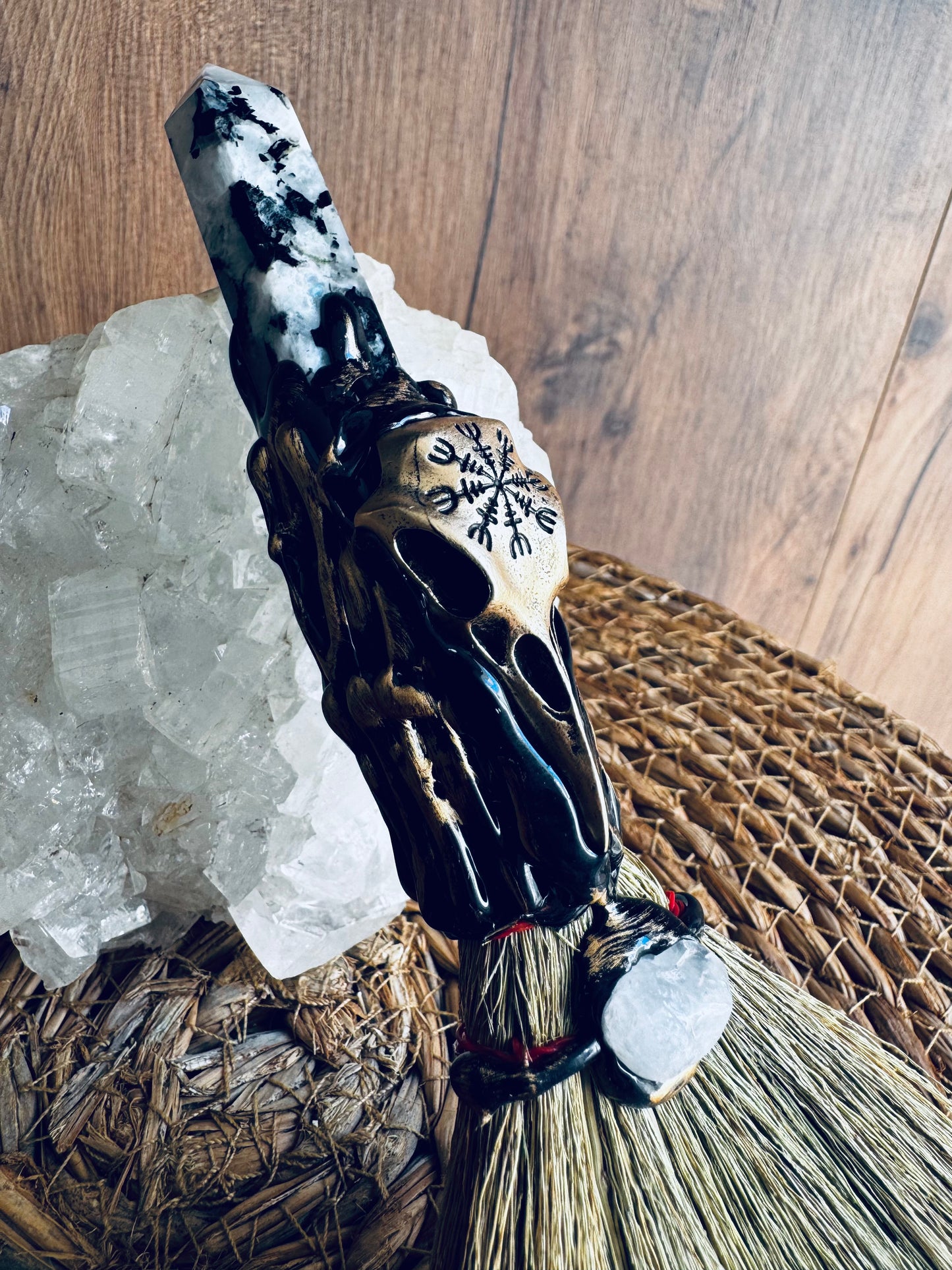 🧹 Escoba Mágica · Piedra Luna Negra, Cuarzo Cristal y Cuervo