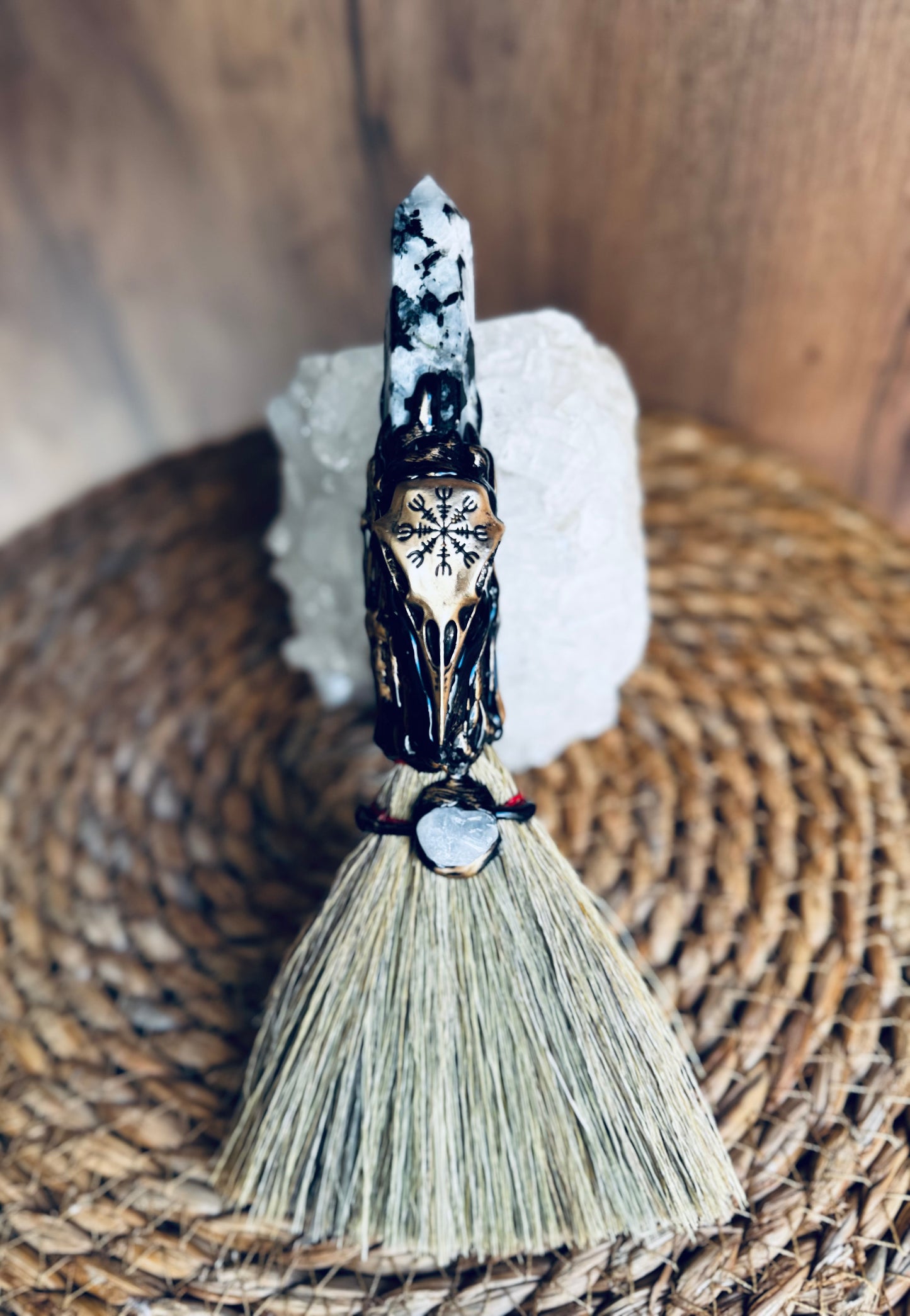 🧹 Escoba Mágica · Piedra Luna Negra, Cuarzo Cristal y Cuervo
