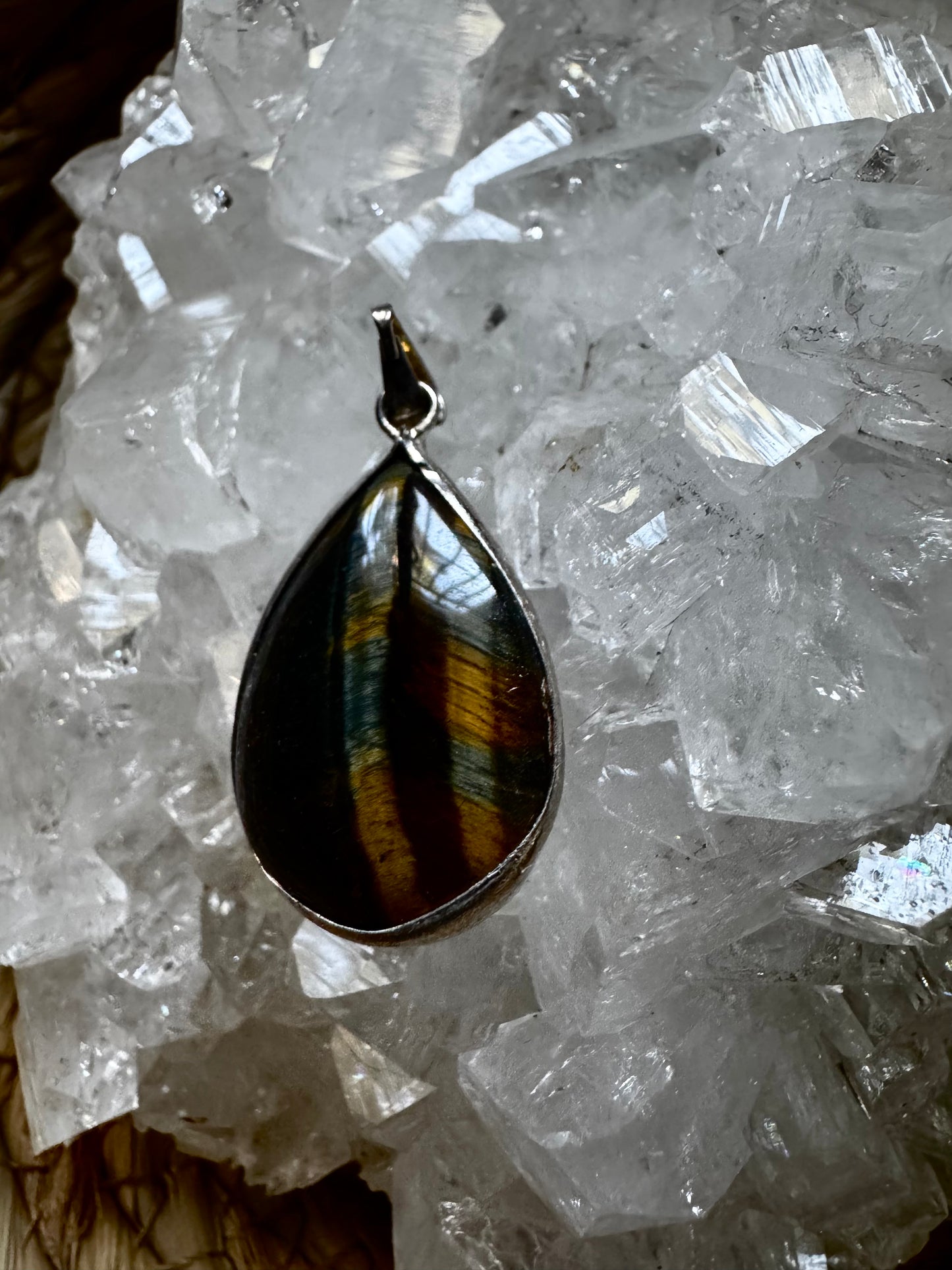 🐅 Colgante “Mirada del Sol” – Gota de Ojo de Tigre con Baño de Plata ☀️