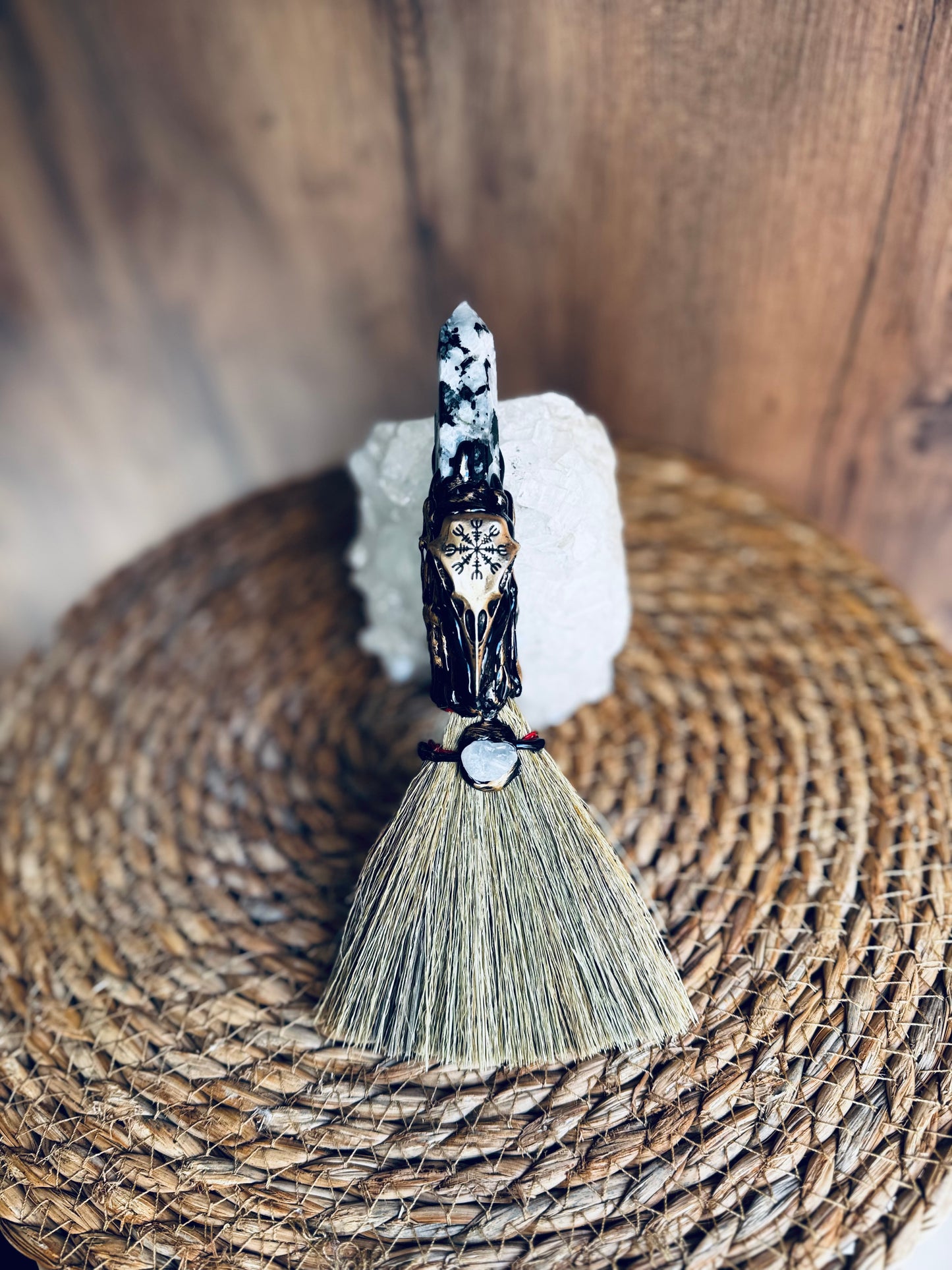 🧹 Escoba Mágica · Piedra Luna Negra, Cuarzo Cristal y Cuervo