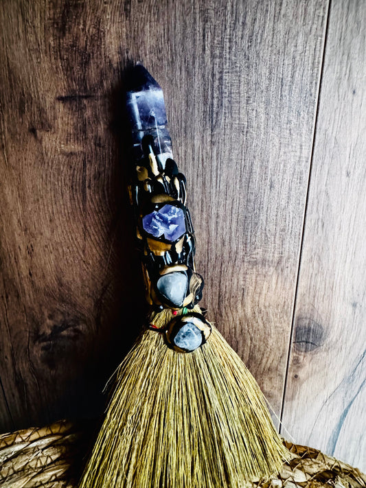 Escoba Ritual de Amatista – Purificación y Protección
