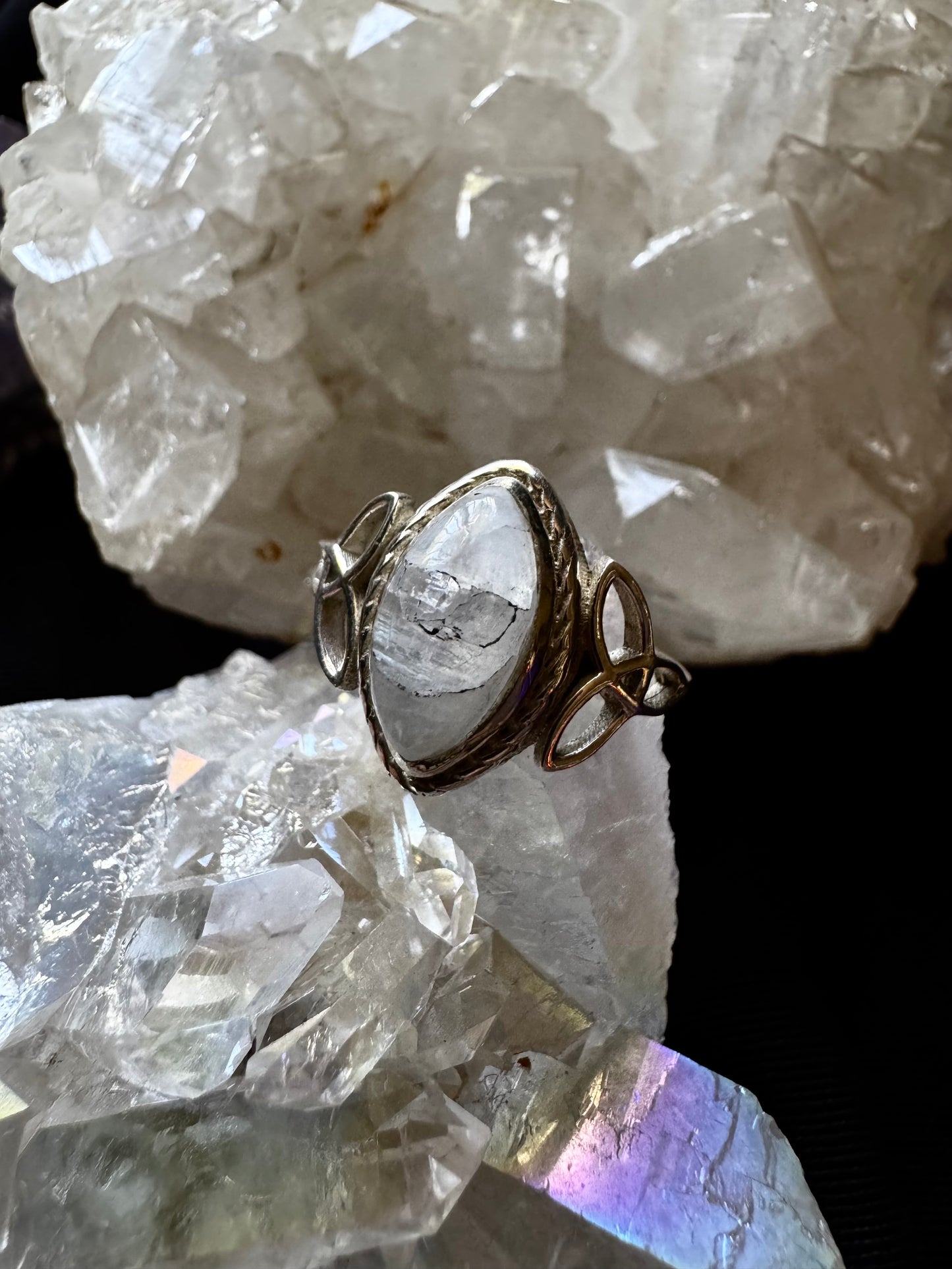 🌙✨ Anillo ajustable de plata con Triquetas y Piedra Luna ✨🌙