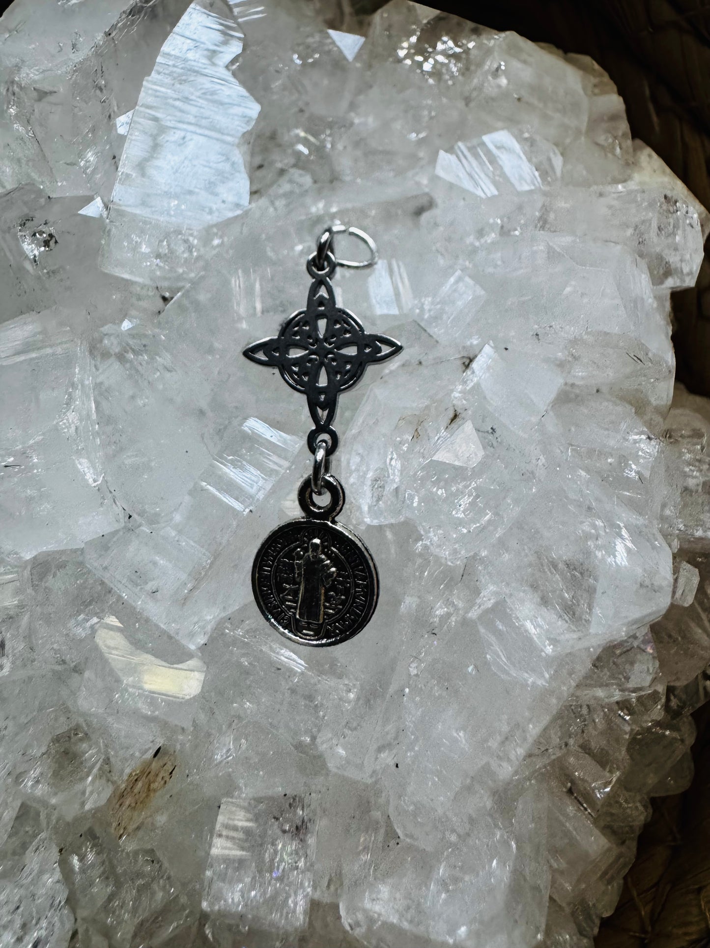 ✨ Colgante Doble Protección – Nudo de Bruja y San Benito en Acero