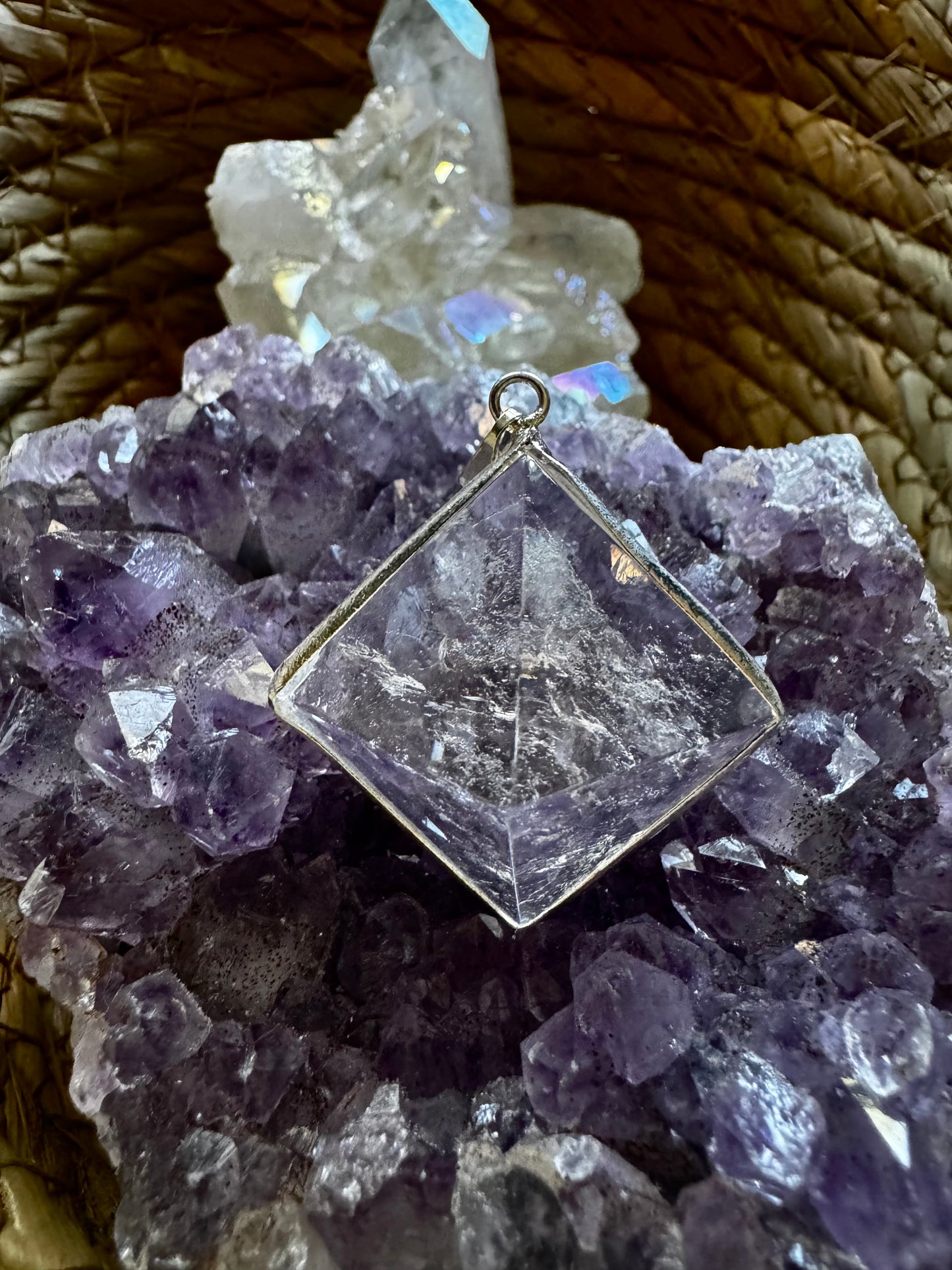 🤍 Colgante Pirámide de Cuarzo Cristal – Geometría Sagrada