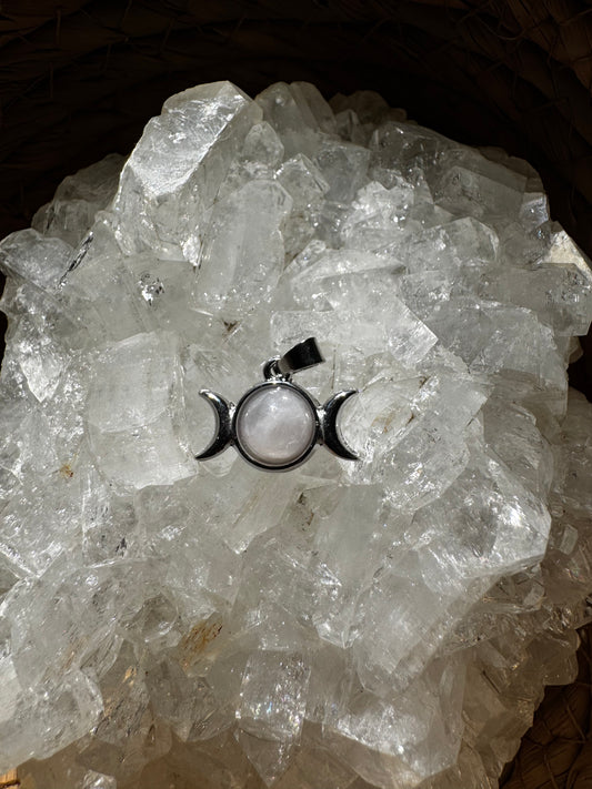 Colgante Triple Diosa con Cuarzo Blanco – Pureza y Claridad ✨