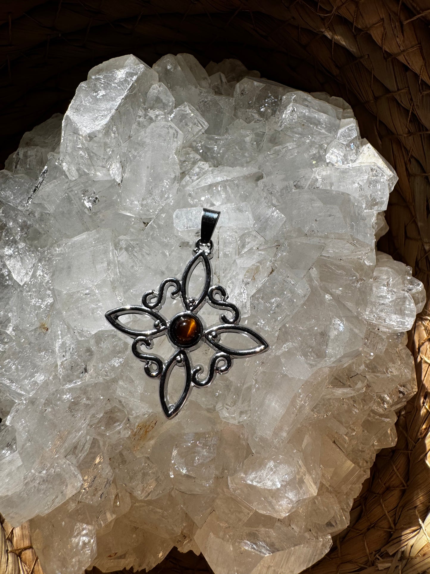 🕯️ Nudo de Bruja con Ojo de Tigre — Fuerza, Protección y Confianza