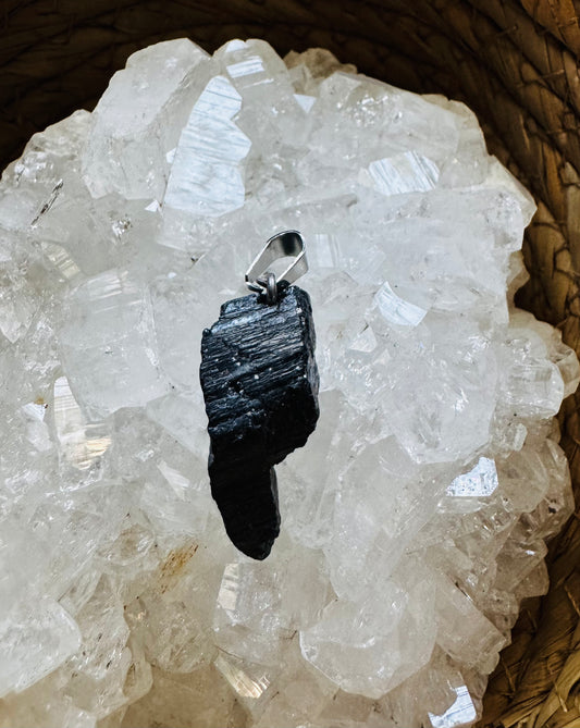 🖤 Colgante “Escudo de Luz” – Turmalina Chorlo ✨