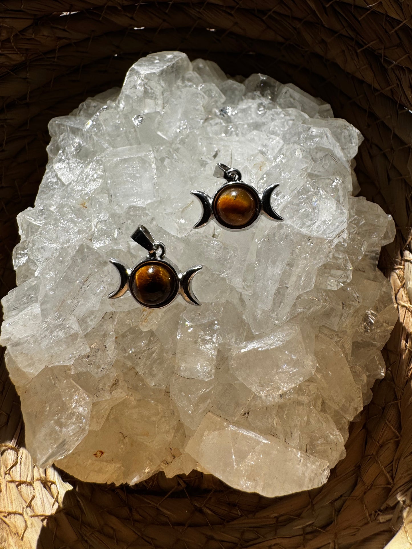 ✨ Colgante Triple Diosa con Ojo de Tigre – Protección y Poder Femenino ✨