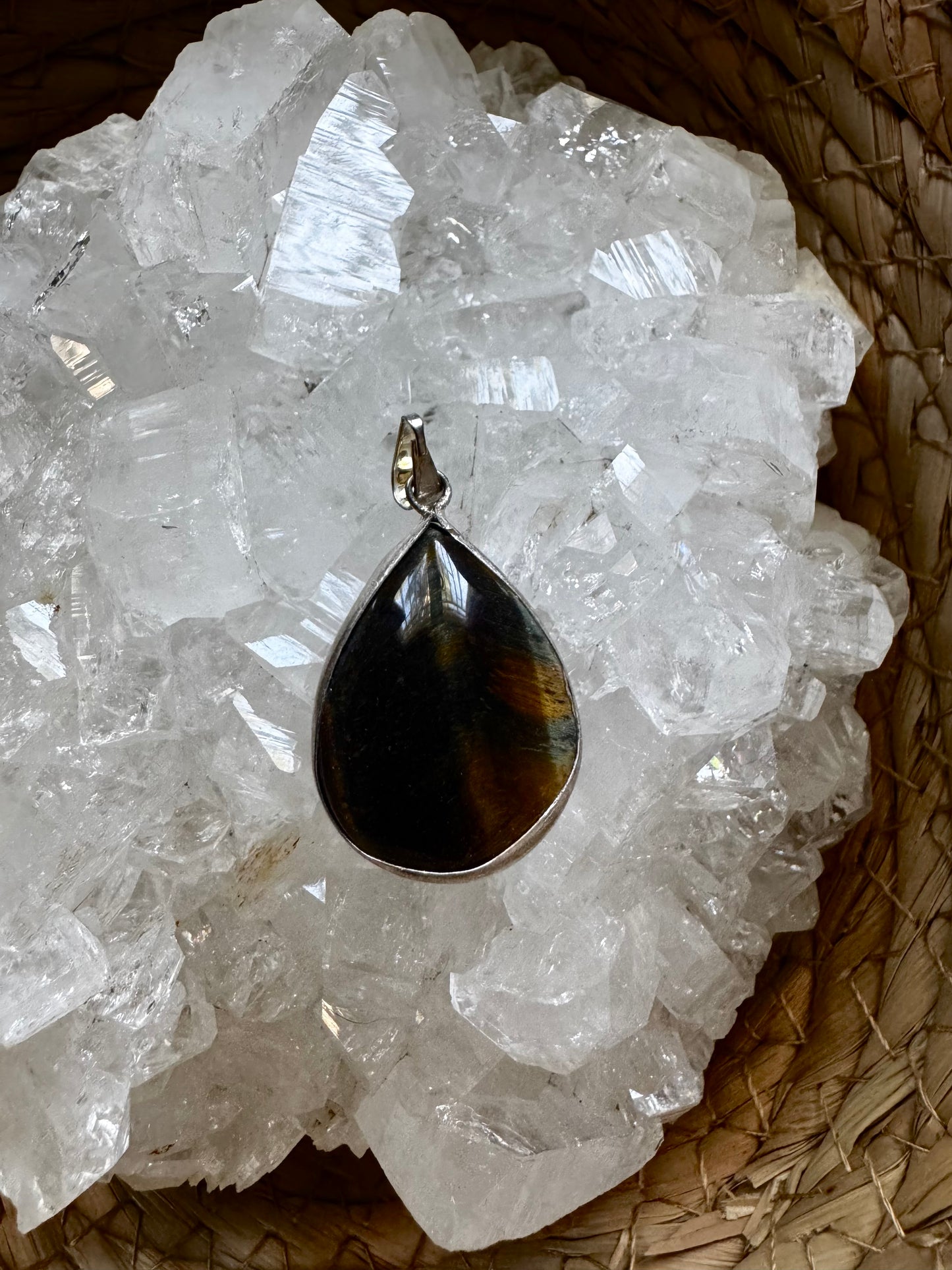 🐅 Colgante “Mirada del Sol” – Gota de Ojo de Tigre con Baño de Plata ☀️