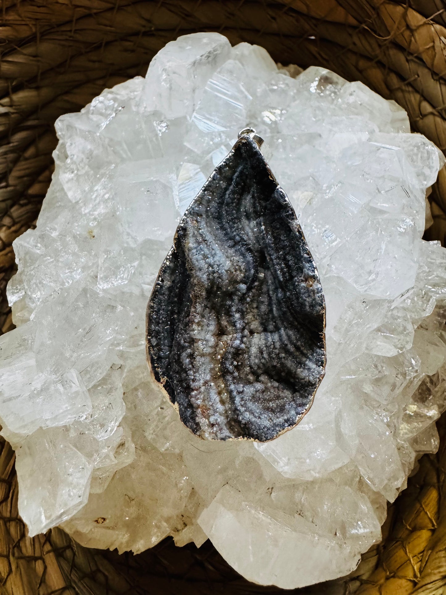 Colgante de Calcedonia Cristalizada con Baño de Plata – Armonía y Creatividad ✨