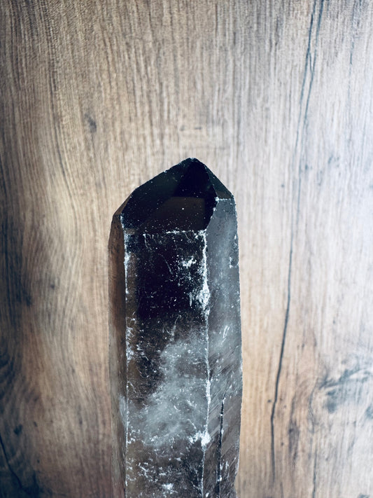 Punta de Cuarzo ahumado, arraigo y transmutación