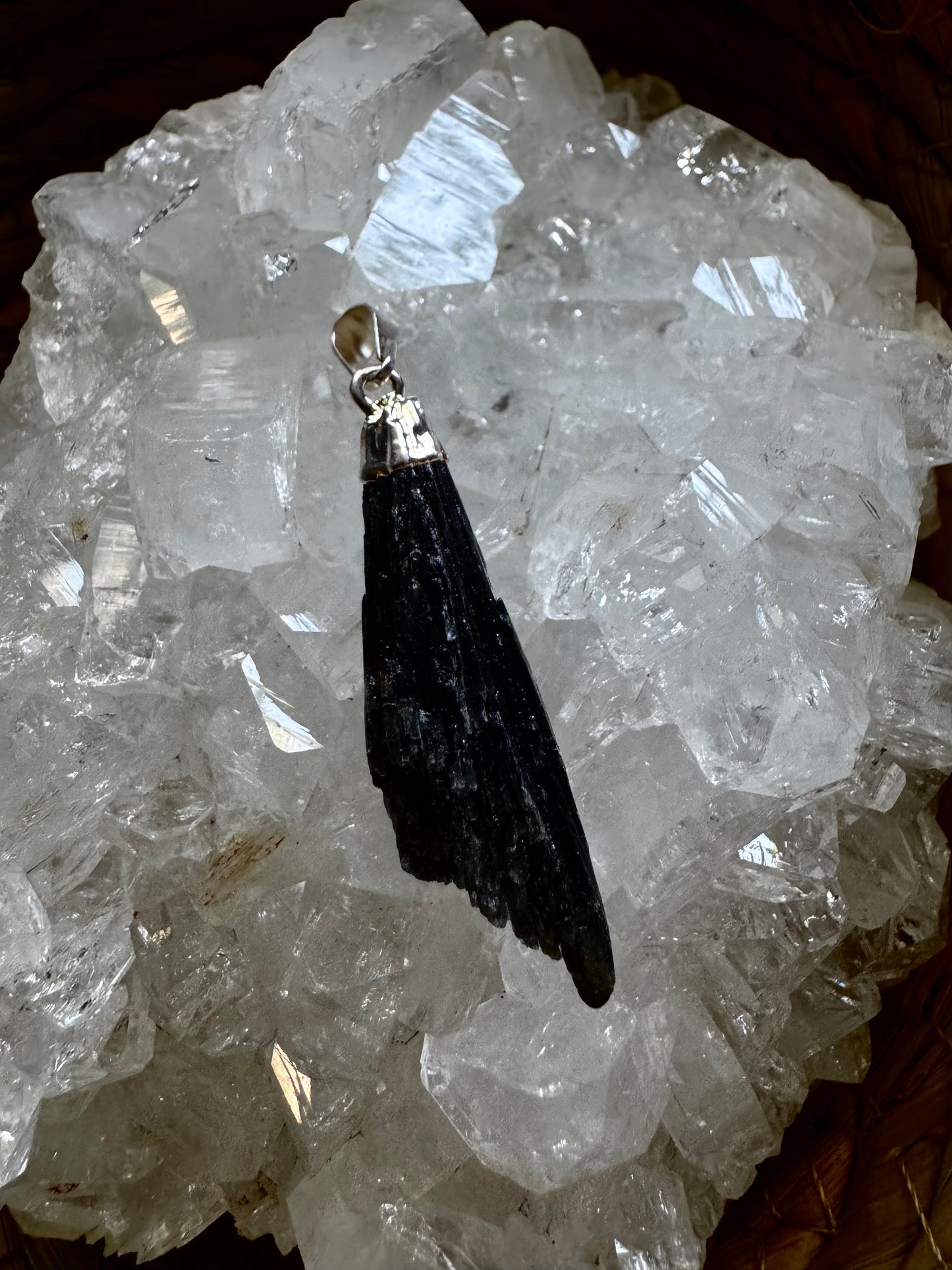 ✨ Colgante de Cianita — Escoba de Bruja con Baño de Plata