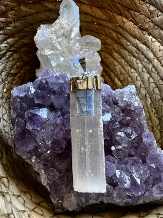 ⚔️ Colgante Espada de San Miguel Arcángel – Cianita Azul · Selenita · Baño de Plata