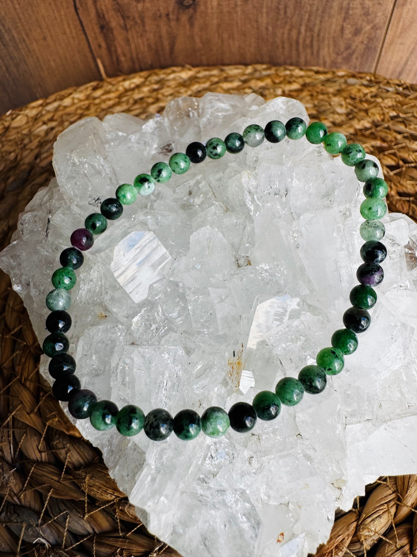 Rubí con Zoisita – Energía, Suerte y Propósito 🔮✨